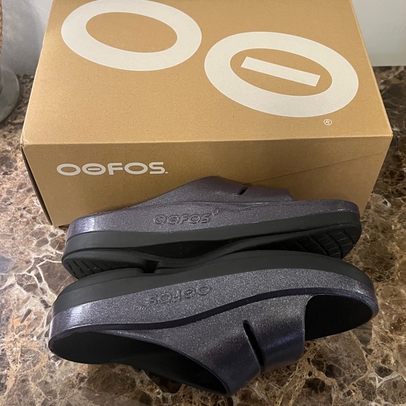 Retired OOFOS OOmega OOahh Sandal in Black and Purple Amethyst - a box included - Picture 8 of 11